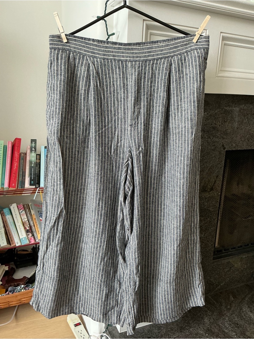 Banana Republic Blue Pinstripe Wide Legged Cropped Elastic Waist Pants tiny flaw